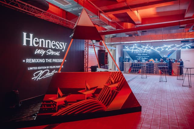 Презентация коллаборационной бутылки Hennesy VS x Felipe Pantone